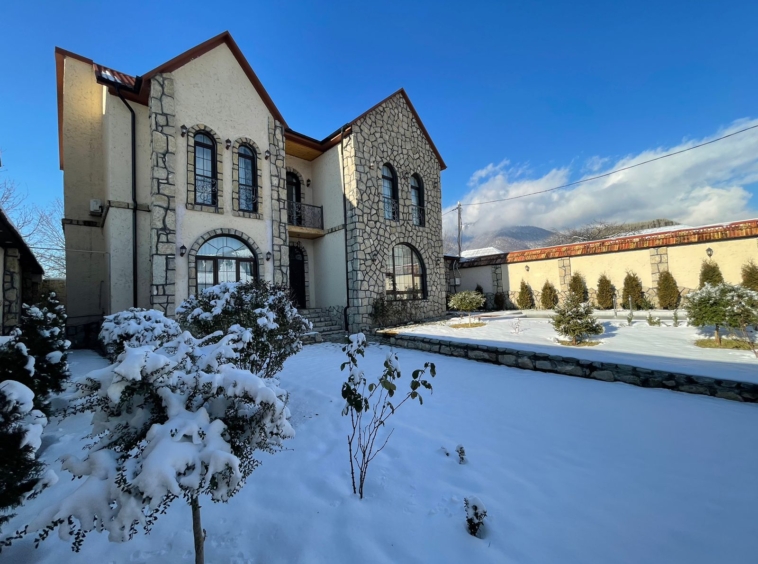 Qəbələ rayonunda yerləşən villa maksimum 10-12 nəfər üçün nəzərdə tutulub. Villada 5 yataq otağı, 4 samuzel və 1 hovuz mövcuddur. İstirahətiniz üçün villada hər bir şərait yaradılıb