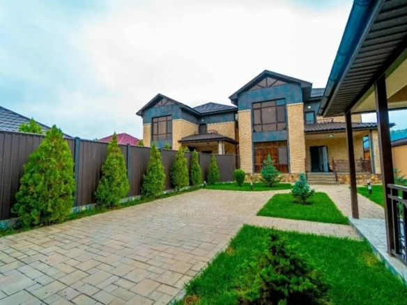 Qusar rayonunda yerləşən villa maksimum 8 nəfər üçün nəzərdə tutulub. Villada 4 yataq otağı, 1 samuzel mövcuddur. İstirahətiniz üçün villada hər bir şərait yaradılıb