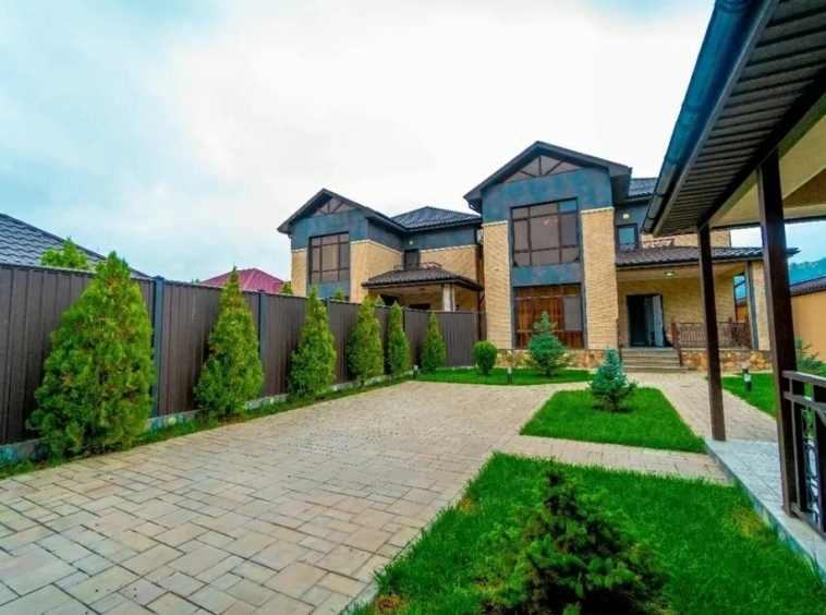 Qusar rayonunda yerləşən villa maksimum 8 nəfər üçün nəzərdə tutulub. Villada 4 yataq otağı, 1 samuzel mövcuddur. İstirahətiniz üçün villada hər bir şərait yaradılıb