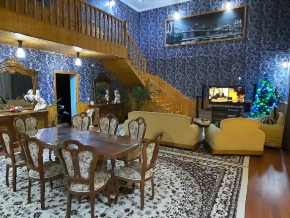 Qusar rayonunda yerləşən villa maksimum 10 nəfər üçün nəzərdə tutulub. Villada 5 yataq otağı, 2 samuzel mövcuddur. İstirahətiniz üçün villada hər bir şərait yaradılıb