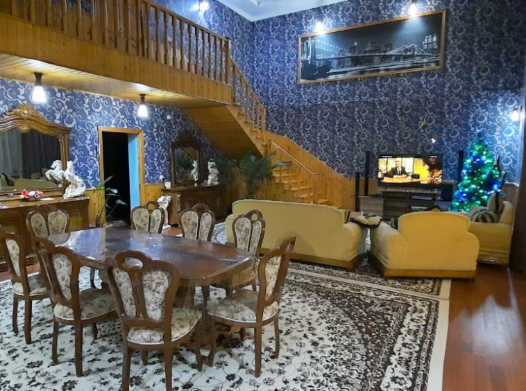 Qusar rayonunda yerləşən villa maksimum 10 nəfər üçün nəzərdə tutulub. Villada 5 yataq otağı, 2 samuzel mövcuddur. İstirahətiniz üçün villada hər bir şərait yaradılıb