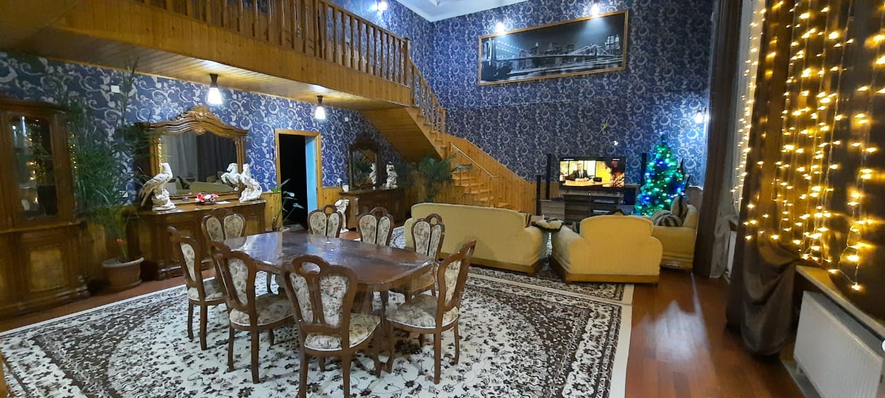 Qusar rayonunda yerləşən villa maksimum 10 nəfər üçün nəzərdə tutulub. Villada 5 yataq otağı, 2 samuzel mövcuddur. İstirahətiniz üçün villada hər bir şərait yaradılıb