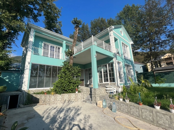 ismayıllı rayonunda yerləşən villa maksimum 14 nəfər üçün nəzərdə tutulub. Villada 5 yataq otağı, 3 samuzel və 1 hovuz mövcuddur. İstirahətiniz üçün villada hər bir şərait yaradılıb