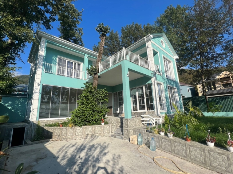 ismayıllı rayonunda yerləşən villa maksimum 14 nəfər üçün nəzərdə tutulub. Villada 5 yataq otağı, 3 samuzel və 1 hovuz mövcuddur. İstirahətiniz üçün villada hər bir şərait yaradılıb