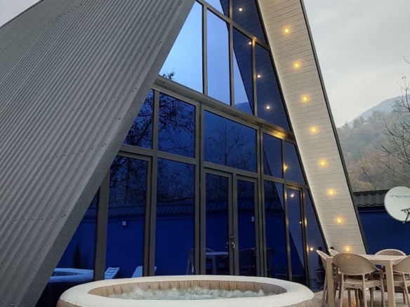 Qəbələ rayonunda yerləşən villa maksimum 6 nəfər üçün nəzərdə tutulub. Villada 3 yataq otağı, 1 samuzel və 1 hovuz 1 cakuzi mövcuddur. İstirahətiniz üçün villada hər bir şərait yaradılıb