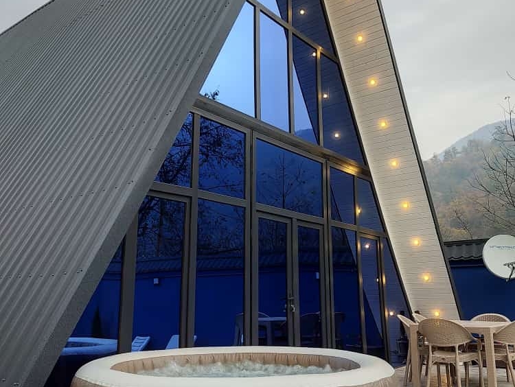 Qəbələ rayonunda yerləşən villa maksimum 6 nəfər üçün nəzərdə tutulub. Villada 3 yataq otağı, 1 samuzel və 1 hovuz 1 cakuzi mövcuddur. İstirahətiniz üçün villada hər bir şərait yaradılıb