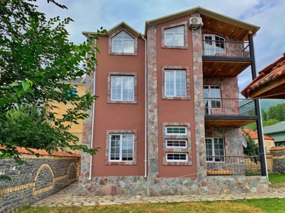 Qəbələ rayonunda yerləşən villa maksimum 14 nəfər üçün nəzərdə tutulub. Villada 5 yataq otağı, 3 samuzel mövcuddur. İstirahətiniz üçün villada hər bir şərait yaradılıb