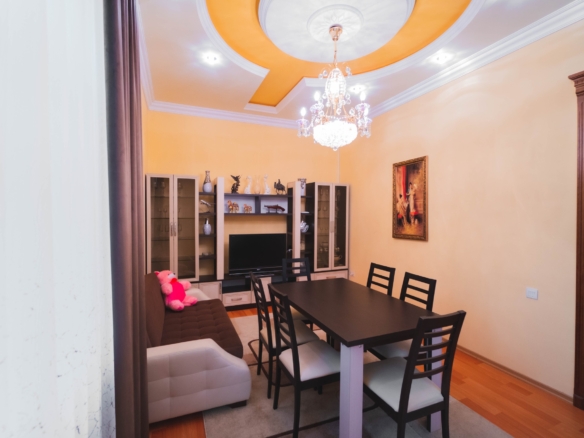 Qusar rayonunda yerləşən villa maksimum 6 nəfər üçün nəzərdə tutulub. Villada 4 yataq otağı, 1 samuzel mövcuddur. İstirahətiniz üçün villada hər bir şərait yaradılıb