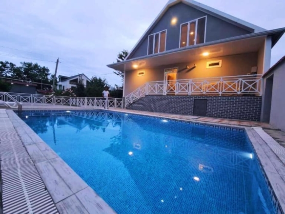 Qəbələ rayonunda yerləşən villa maksimum 12 nəfər üçün nəzərdə tutulub. Villada 3 yataq otağı, 2 samuzel və 1hovuz mövcuddur. İstirahətiniz üçün villada hər bir şərait yaradılıb