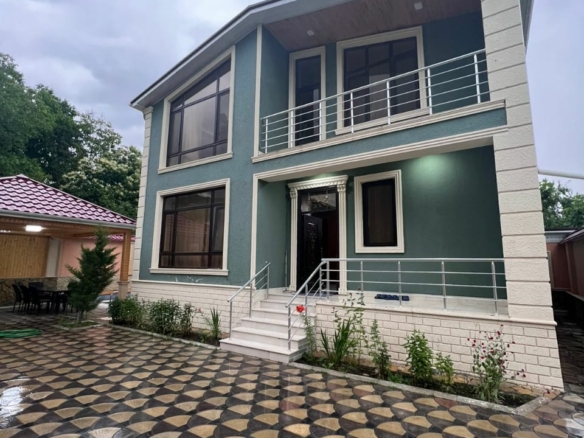 Qəbələ rayonunda yerləşən villa maksimum 9 nəfər üçün nəzərdə tutulub. Villada 4 yataq otağı, 4 samuzel və 1hovuz mövcuddur. İstirahətiniz üçün villada hər bir şərait yaradılıb