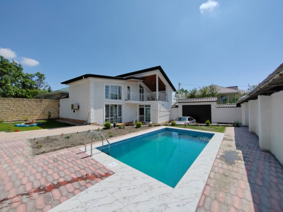 Qəbələ rayonunda yerləşən villa maksimum 8 nəfər üçün nəzərdə tutulub. Villada 2 yataq otağı, 1 samuzel və 1hovuz mövcuddur. İstirahətiniz üçün villada hər bir şərait yaradılıb