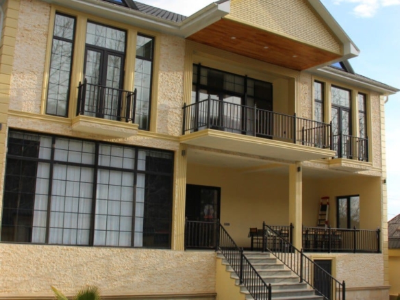 Qəbələ rayonunda yerləşən villa maksimum 14 nəfər üçün nəzərdə tutulub. Villada 4 yataq otağı, 3 samuzel ,1hovuz və 1 cakuzi mövcuddur. İstirahətiniz üçün villada hər bir şərait yaradılıb