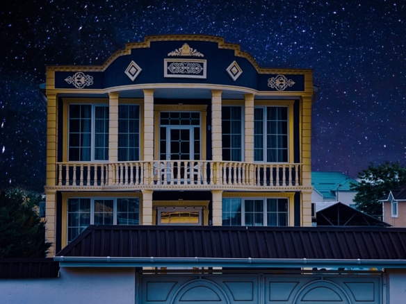 Qəbələ rayonunda yerləşən villa maksimum 8 nəfər üçün nəzərdə tutulub. Villada 4 yataq otağı, 2 samuzel və 1hovuz mövcuddur. İstirahətiniz üçün villada hər bir şərait yaradılı