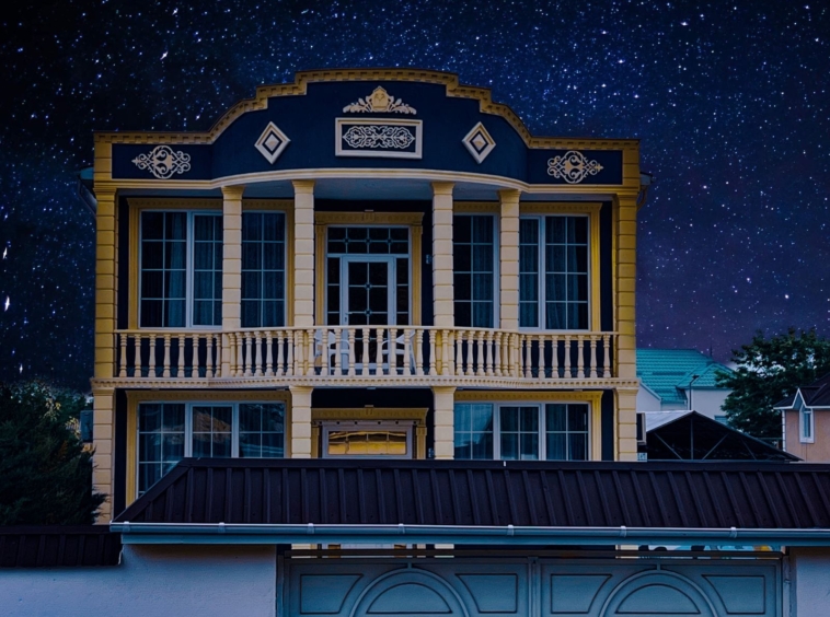 Qəbələ rayonunda yerləşən villa maksimum 8 nəfər üçün nəzərdə tutulub. Villada 4 yataq otağı, 2 samuzel və 1hovuz mövcuddur. İstirahətiniz üçün villada hər bir şərait yaradılı