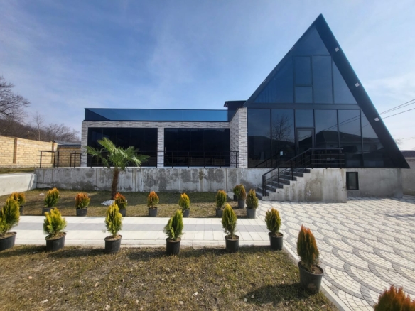 Qəbələ rayonunda yerləşən villa maksimum 9 nəfər üçün nəzərdə tutulub. Villada 3 yataq otağı, 2 samuzel və 1hovuz mövcuddur. İstirahətiniz üçün villada hər bir şərait yaradılıb