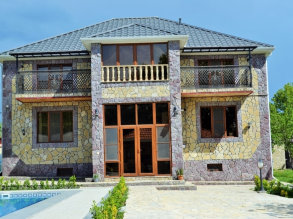 Qəbələ rayonunda yerləşən villa maksimum 16 nəfər üçün nəzərdə tutulub. Villada 5 yataq otağı, 2 samuzel və 1hovuz mövcuddur. İstirahətiniz üçün villada hər bir şərait yaradılıb