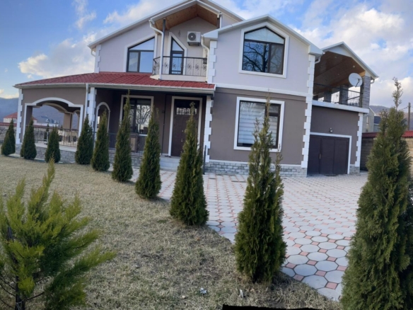 Qəbələ rayonunda yerləşən villa maksimum 8 nəfər üçün nəzərdə tutulub. Villada 4 yataq otağı, 3 samuzel mövcuddur. İstirahətiniz üçün villada hər bir şərait yaradılıb