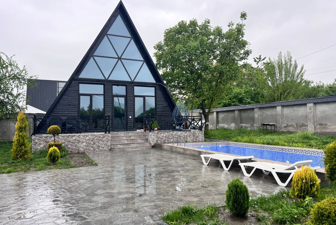 qebelede-hovuzlu-a-frame