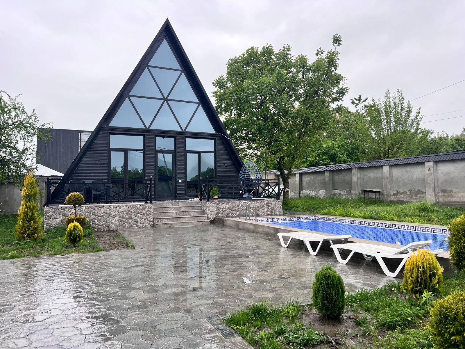 qebelede-hovuzlu-a-frame