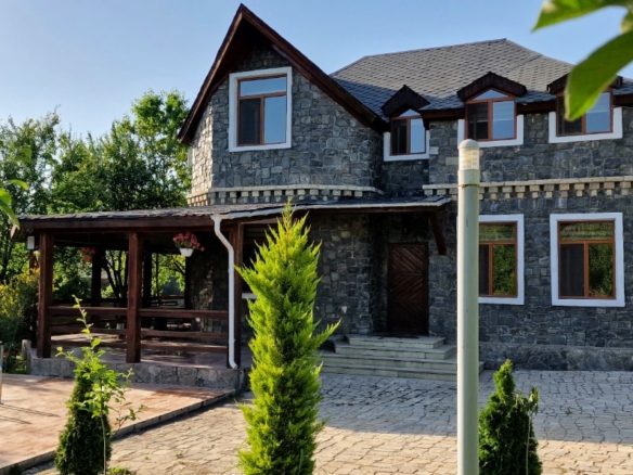 Qəbələ rayonunda yerləşən villa maksimum 12 nəfər üçün nəzərdə tutulub. Villada 4 yataq otağı, 4 samuzel və 1 hovuz 1 sauna mövcuddur. İstirahətiniz üçün villada hər bir şərait yaradılıb