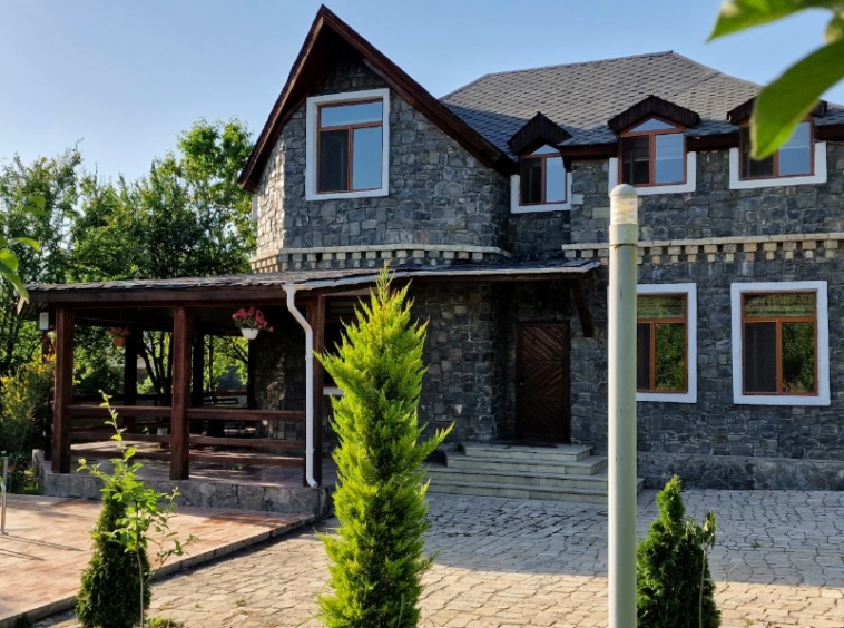 Qəbələ rayonunda yerləşən villa maksimum 12 nəfər üçün nəzərdə tutulub. Villada 4 yataq otağı, 4 samuzel və 1 hovuz 1 sauna mövcuddur. İstirahətiniz üçün villada hər bir şərait yaradılıb