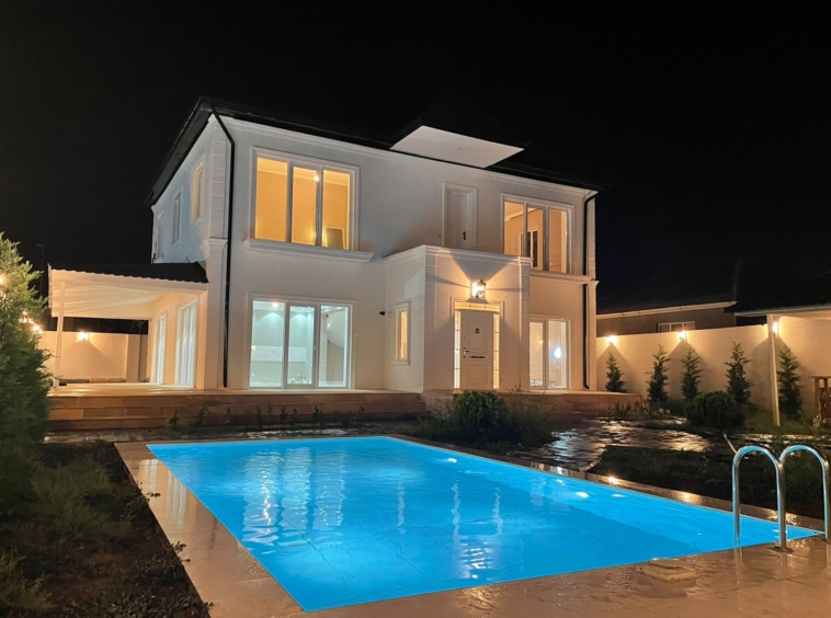 Bakının Mərdəkan kəndində yerləşən villa maksimum 8-10 nəfər üçün nəzərdə tutulub. Villada 4 yataq otağı, 4 samuzel və 1 hovuz mövcuddur. İstirahətiniz üçün villada hər bir şərait yaradılıb