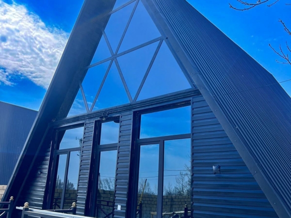 Qəbələ rayonunda yerləşən villa maksimum 7 nəfər üçün nəzərdə tutulub. Villada 3 yataq otağı, 2 samuzel və 1 hovuz mövcuddur. İstirahətiniz üçün villada hər bir şərait yaradılıb