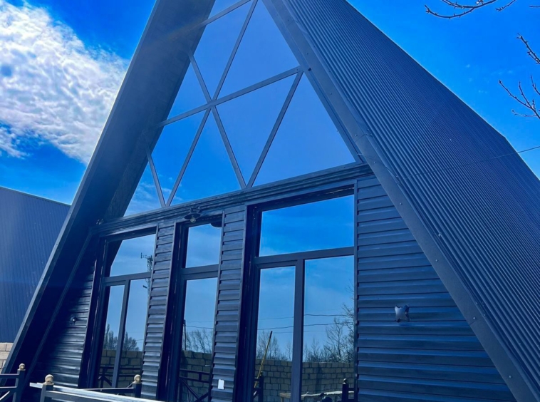 Qəbələ rayonunda yerləşən villa maksimum 7 nəfər üçün nəzərdə tutulub. Villada 3 yataq otağı, 2 samuzel və 1 hovuz mövcuddur. İstirahətiniz üçün villada hər bir şərait yaradılıb