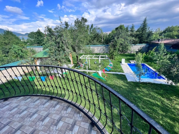 Qəbələ rayonunda yerləşən villa maksimum 10 nəfər üçün nəzərdə tutulub. Villada 5 yataq otağı, 2 samuzel və 1hovuz mövcuddur. İstirahətiniz üçün villada hər bir şərait yaradılıb