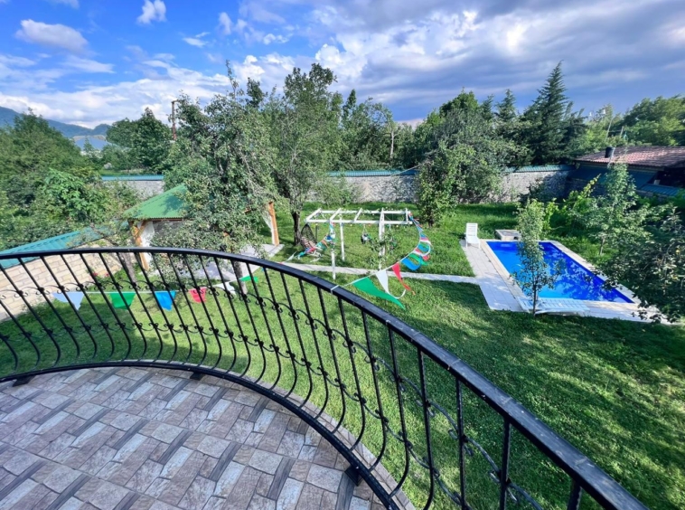 Qəbələ rayonunda yerləşən villa maksimum 10 nəfər üçün nəzərdə tutulub. Villada 5 yataq otağı, 2 samuzel və 1hovuz mövcuddur. İstirahətiniz üçün villada hər bir şərait yaradılıb