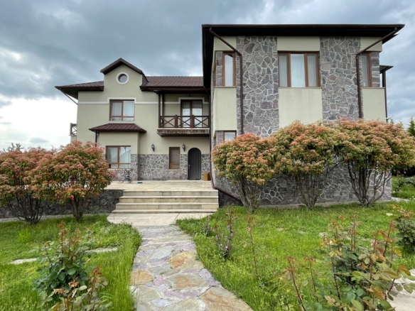 Qəbələ rayonunda yerləşən villa maksimum 10 nəfər üçün nəzərdə tutulub. Villada 4 yataq otağı, 4 samuzel və 1 hovuz mövcuddur. İstirahətiniz üçün villada hər bir şərait yaradılıb