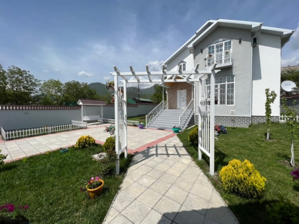 Qəbələ rayonunda yerləşən villa maksimum 10 nəfər üçün nəzərdə tutulub. Villada 4 yataq otağı, 2 samuzel və 1hovuz mövcuddur. İstirahətiniz üçün villada hər bir şərait yaradılıb