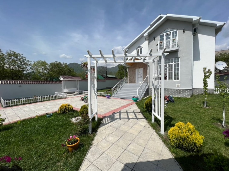 Qəbələ rayonunda yerləşən villa maksimum 10 nəfər üçün nəzərdə tutulub. Villada 4 yataq otağı, 2 samuzel və 1hovuz mövcuddur. İstirahətiniz üçün villada hər bir şərait yaradılıb