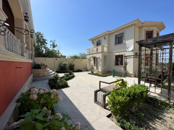 Quba rayonunda yerləşən villa maksimum 9 nəfər üçün nəzərdə tutulub. Villada 3 yataq otağı, 2 samuzel mövcuddur. İstirahətiniz üçün villada hər bir şərait yaradılıb