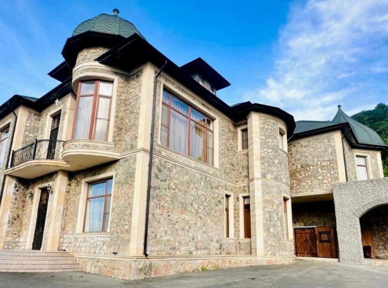 Quba rayonunda yerləşən villa maksimum 20 nəfər üçün nəzərdə tutulub. Villada 6 yataq otağı, 6 samuzel və 1jakuzi mövcuddur. İstirahətiniz üçün villada hər bir şərait yaradılıb