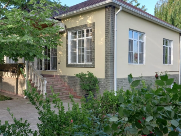 Qəbələ rayonunda yerləşən villa maksimum 11 nəfər üçün nəzərdə tutulub. Villada 4 yataq otağı, 2 samuzel mövcuddur. İstirahətiniz üçün villada hər bir şərait yaradılıb