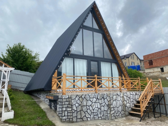 Quba rayonunda yerləşən villa maksimum 5 nəfər üçün nəzərdə tutulub. Villada 2 yataq otağı, 1 samuzel mövcuddur. İstirahətiniz üçün villada hər bir şərait yaradılıb