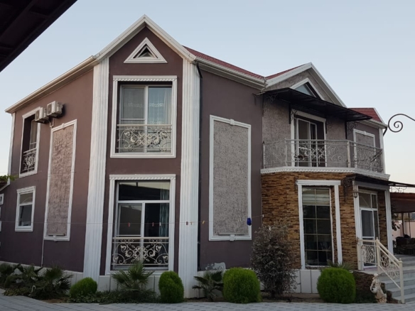 Bakının mərdəkan kəndində yerləşən villa maksimum 8-10 nəfər üçün nəzərdə tutulub. Villada 4 yataq otağı, 2 samuzel və 1 hovuz mövcuddur. İstirahətiniz üçün villada hər bir şərait yaradılıb