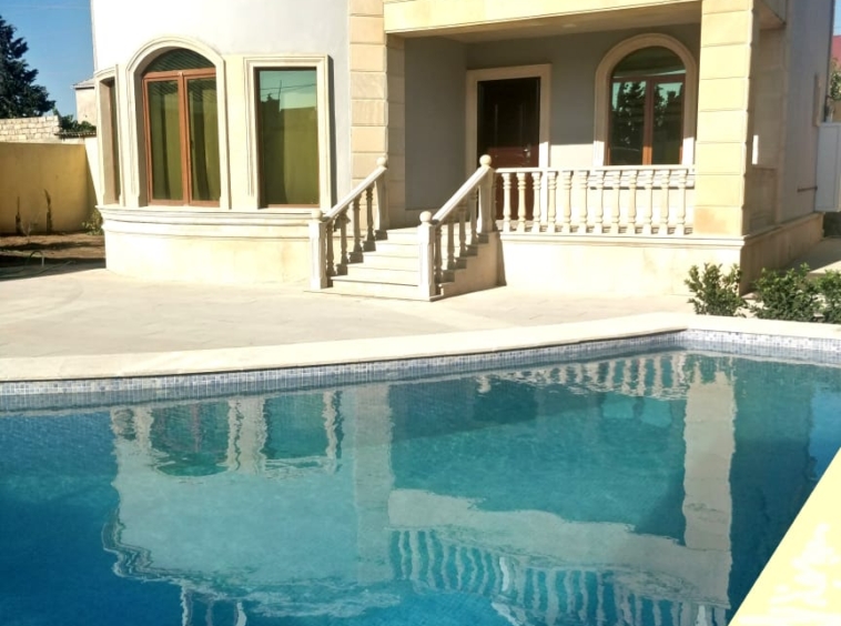 Bakının şüvəlan kəndində yerləşən villa maksimum 6-8 nəfər üçün nəzərdə tutulub. Villada 3 yataq otağı, 2 samuzel və 1 hovuz mövcuddur. İstirahətiniz üçün villada hər bir şərait yaradılıb