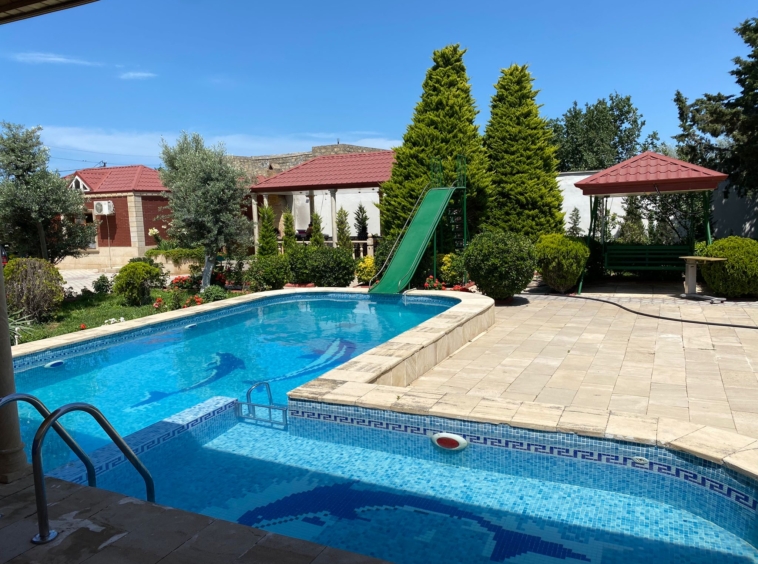 Bakının novxanı kəndində yerləşən villa maksimum 10 nəfər üçün nəzərdə tutulub. Villada 4 yataq otağı, 3 samuzel və 1 hovuz mövcuddur. İstirahətiniz üçün villada hər bir şərait yaradılıb