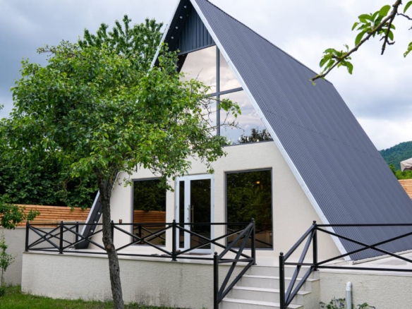 İsmayilli rayonunun cülyan kəndində yerləşən villa maksimum 10-12 nəfər üçün nəzərdə tutulub. Villada 4 yataq otağı, 2 samuzel və 1 hovuz mövcuddur. İstirahətiniz üçün villada hər bir şərait yaradılıb