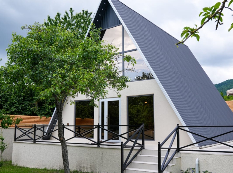 İsmayilli rayonunun cülyan kəndində yerləşən villa maksimum 10-12 nəfər üçün nəzərdə tutulub. Villada 4 yataq otağı, 2 samuzel və 1 hovuz mövcuddur. İstirahətiniz üçün villada hər bir şərait yaradılıb