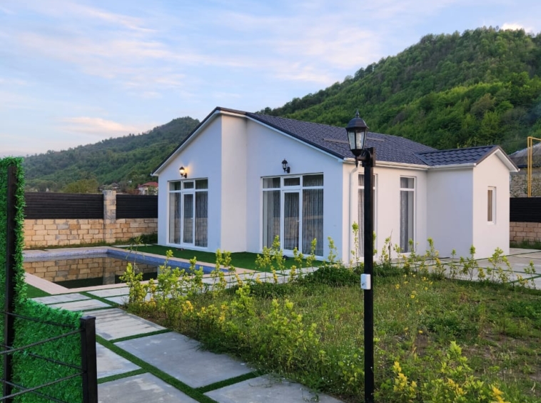 Lerik rayonunda yerləşən villa maksimum 6 nəfər üçün nəzərdə tutulub. Villada 2 yataq otağı, 1 samuzel və 1hovuz mövcuddur. İstirahətiniz üçün villada hər bir şərait yaradılıb