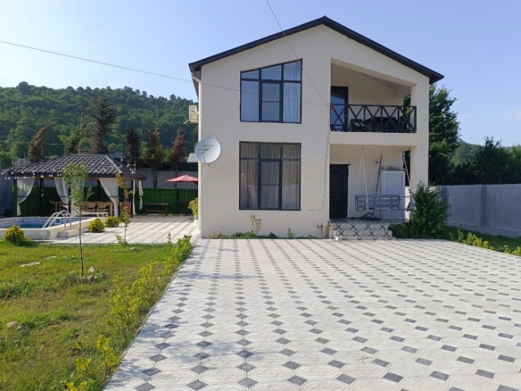 Lənkəran şəhərində yerləşən villa maksimum 8 nəfər üçün nəzərdə tutulub. Villada 3 yataq otağı, 2 samuzel və 1 hovuz mövcuddur. İstirahətiniz üçün villada hər bir şərait yaradılıb