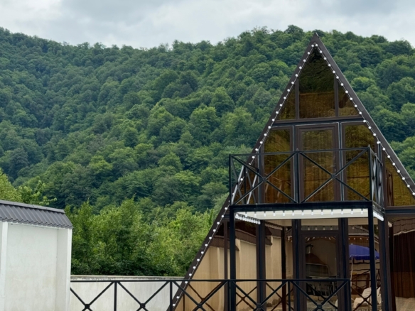 İsmayıllı cülyan kəndində yerləşən villa maksimum 11 nəfər üçün nəzərdə tutulub. Villada 4 yataq otağı, 1 samuzel və 1 hovuz mövcuddur. İstirahətiniz üçün villada hər bir şərait yaradılıb