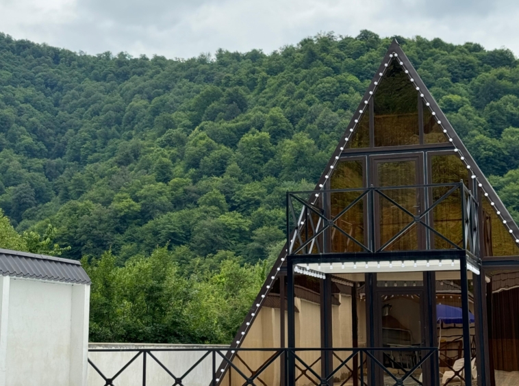 İsmayıllı cülyan kəndində yerləşən villa maksimum 11 nəfər üçün nəzərdə tutulub. Villada 4 yataq otağı, 1 samuzel və 1 hovuz mövcuddur. İstirahətiniz üçün villada hər bir şərait yaradılıb