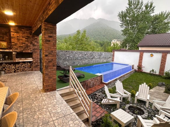 Qəbələ rayonunda yerləşən villa maksimum 7+1 nəfər üçün nəzərdə tutulub. Villada 3 yataq otağı, 3 samuzel və 1 hovuz mövcuddur. İstirahətiniz üçün villada hər bir şərait yaradılıb