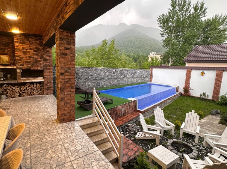 Qəbələ rayonunda yerləşən villa maksimum 7+1 nəfər üçün nəzərdə tutulub. Villada 3 yataq otağı, 3 samuzel və 1 hovuz mövcuddur. İstirahətiniz üçün villada hər bir şərait yaradılıb