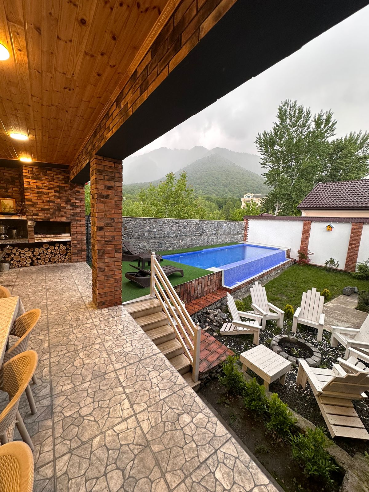 Qəbələ rayonunda yerləşən villa maksimum 7+1 nəfər üçün nəzərdə tutulub. Villada 3 yataq otağı, 3 samuzel və 1 hovuz mövcuddur. İstirahətiniz üçün villada hər bir şərait yaradılıb